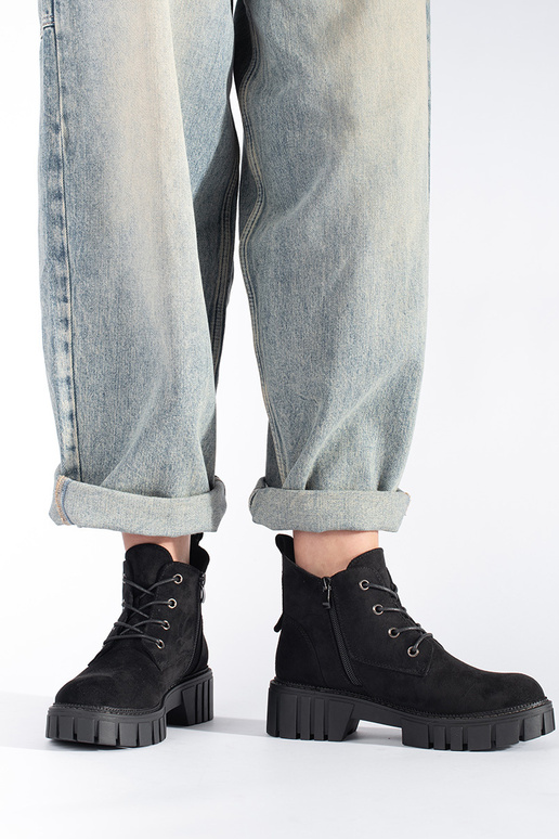 čierne čipkované semišové topánky...