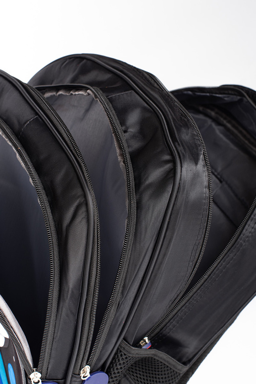 čierny batoh dziecięcy z cosmonauto