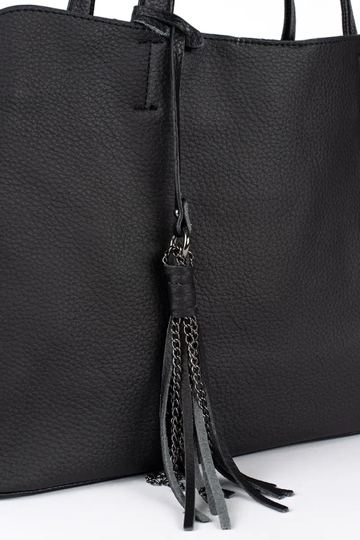 čierna veľká kabelka so strapcami