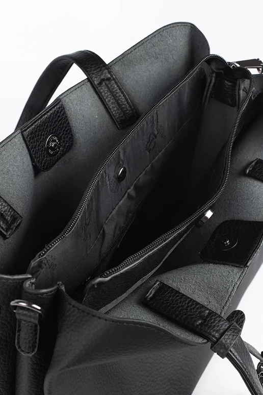 čierna veľká kabelka so strapcami