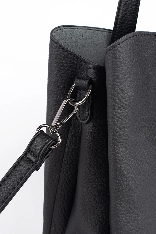 čierna veľká kabelka so strapcami