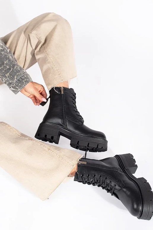 Kožené čierna čižmy na hrubej podrážke Kožené čierna čižmy na hrubej podrážke