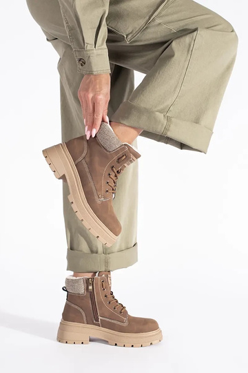 Hnedá farba izolované čižmy 2