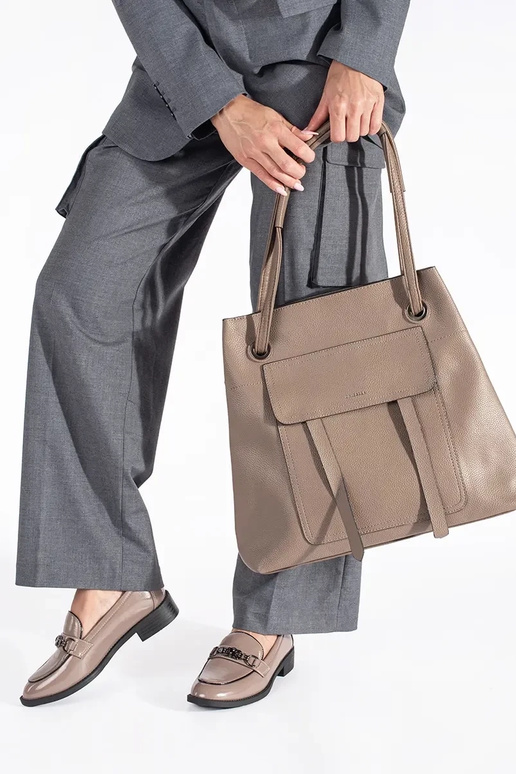 s lakovým efektom béžová Dámske mokasíny