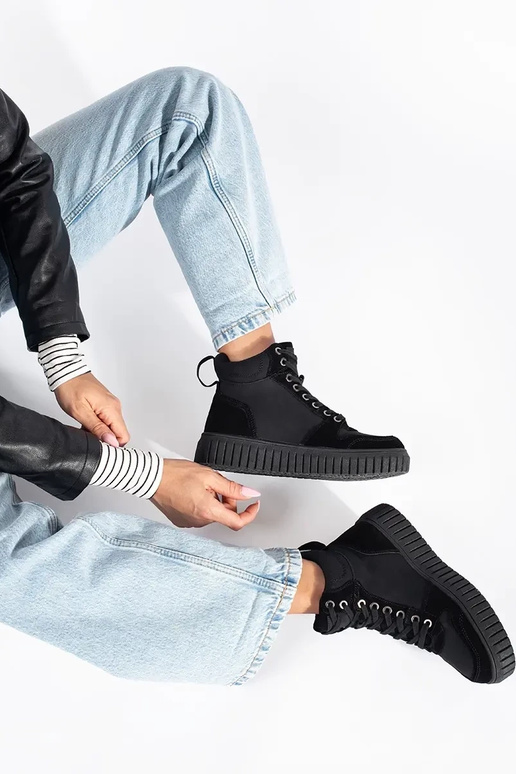 čierna čižmy vyrobené z prírodnej... čierna čižmy vyrobené z prírodnej...