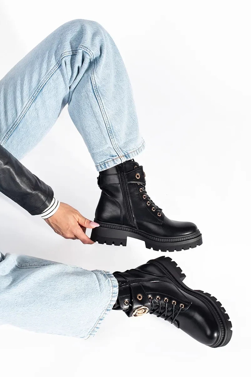 čierna dámske čižmy s ozdobným pruhom čierna dámske čižmy s ozdobným pruhom