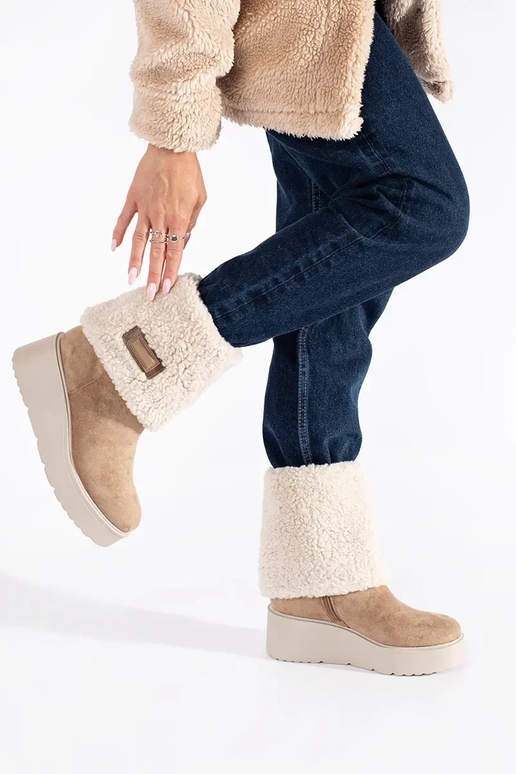 béžová izolované dámske čižmy na kline