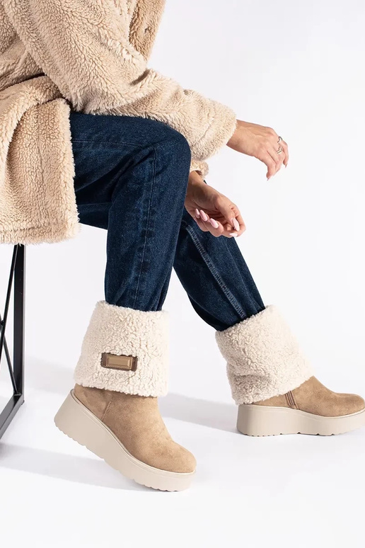 béžová izolované dámske čižmy na kline