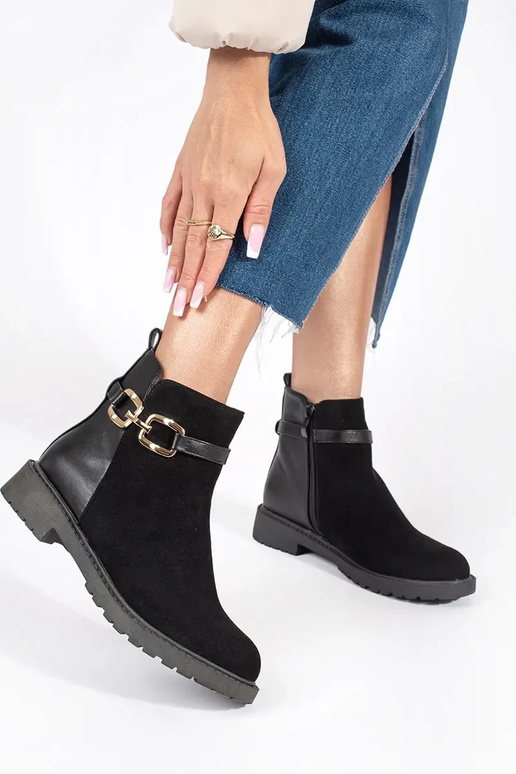 Dámske čierne topánky s ozdobnou prackou Dámske čierne topánky s ozdobnou prackou