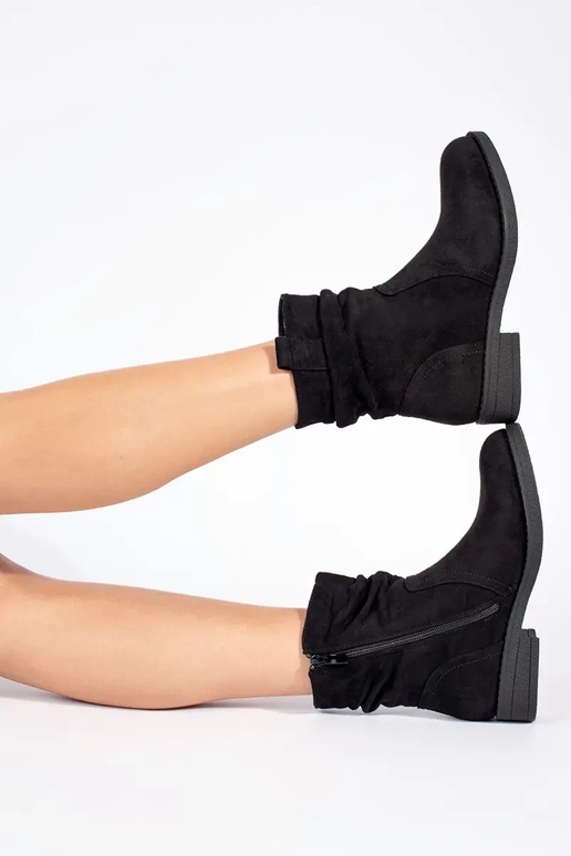 Čierne semišové čižmy v kovbojskom štýle Čierne semišové čižmy v kovbojskom štýle