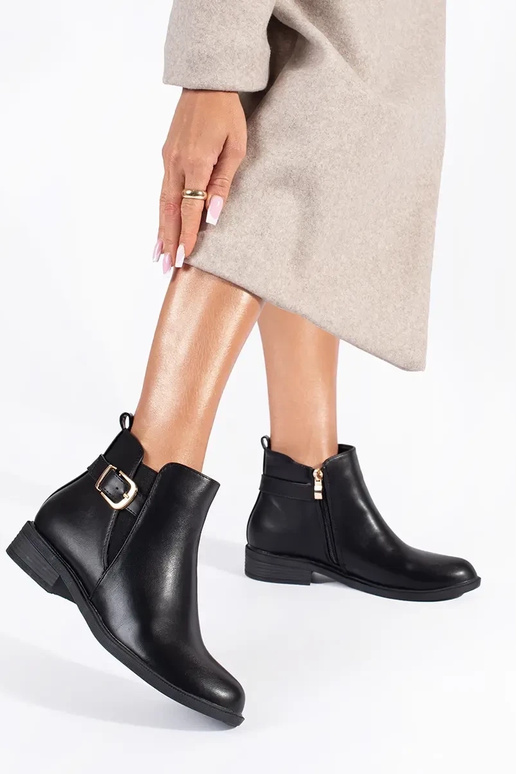 Čierne dámske topánky so zlatými prvkami Čierne dámske topánky so zlatými prvkami