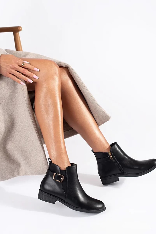 Čierne dámske topánky so zlatými prvkami Čierne dámske topánky so zlatými prvkami