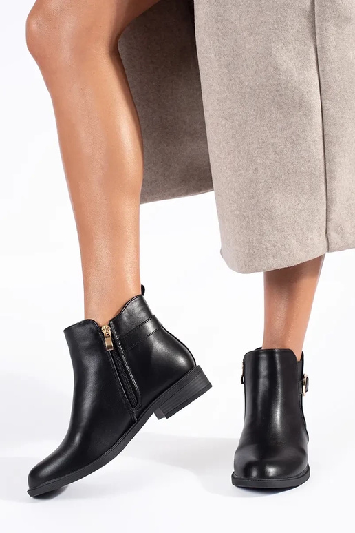 Čierne dámske topánky so zlatými prvkami Čierne dámske topánky so zlatými prvkami