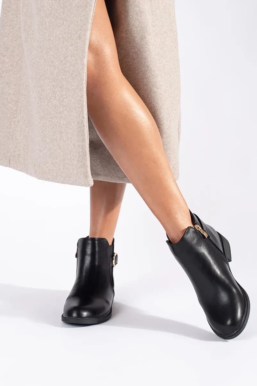 Čierne dámske topánky so zlatými prvkami Čierne dámske topánky so zlatými prvkami