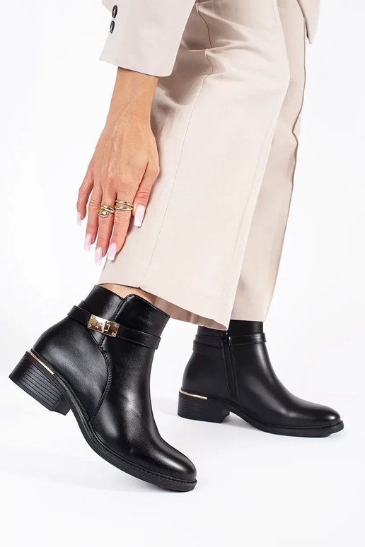 čierne dámske topánky so zlatými prvkami čierne dámske topánky so zlatými prvkami