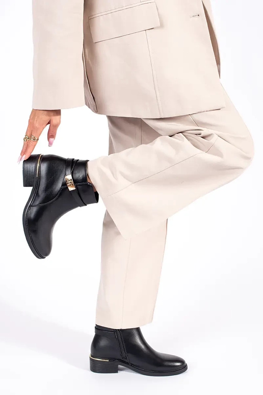 čierne dámske topánky so zlatými prvkami čierne dámske topánky so zlatými prvkami