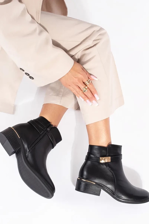 čierne dámske topánky so zlatými prvkami čierne dámske topánky so zlatými prvkami