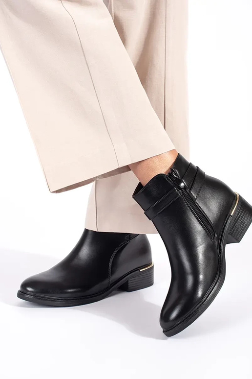 čierne dámske topánky so zlatými prvkami čierne dámske topánky so zlatými prvkami