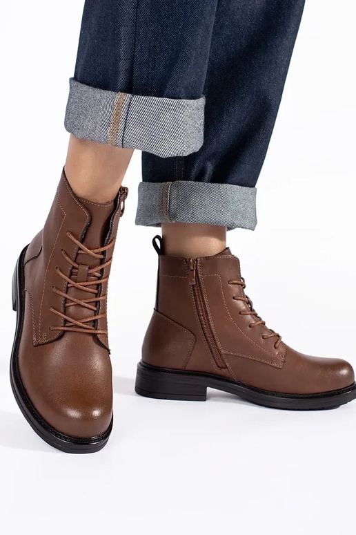 hnedé šnurovacie dámske topánky...