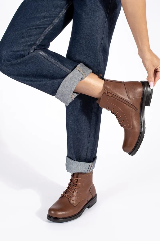 hnedé šnurovacie dámske topánky...