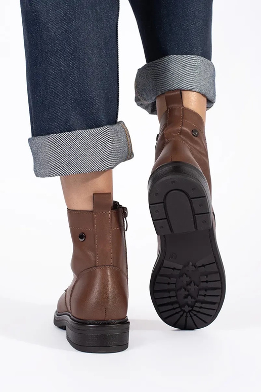 hnedé šnurovacie dámske topánky...