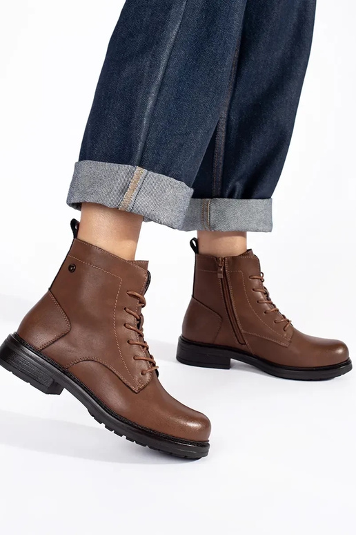 hnedé šnurovacie dámske topánky...