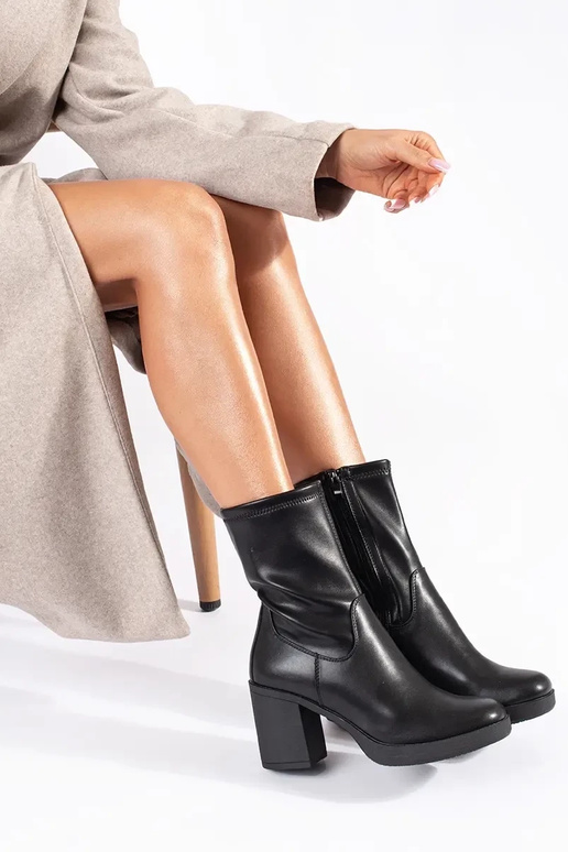 čierne dámske topánky na podpätku...