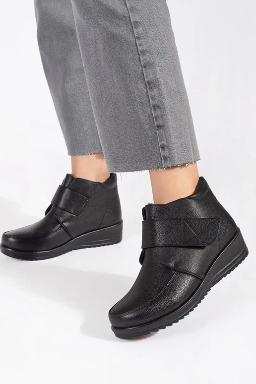 čierna izolované dámske čižmy na kline čierna izolované dámske čižmy na kline