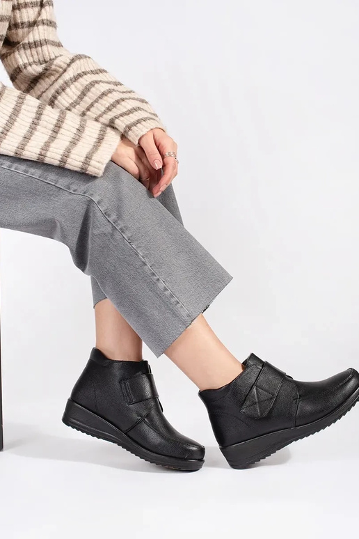 čierna izolované dámske čižmy na kline čierna izolované dámske čižmy na kline