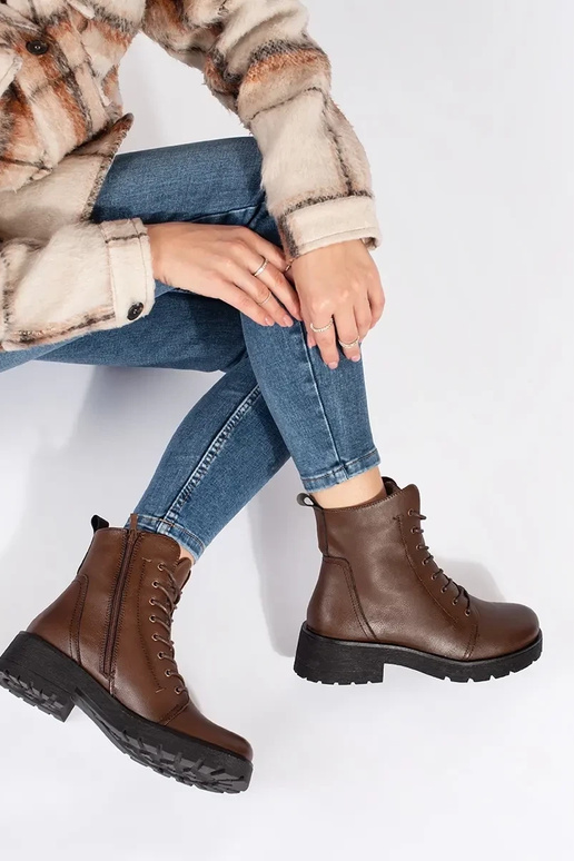 Kožené tmavéHnedá farba čižmy na...