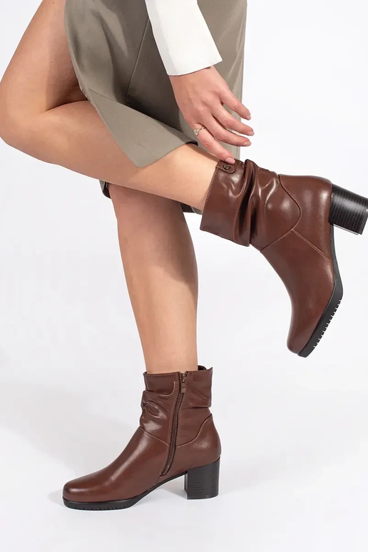 Hnedá farba kožené dámske čižmy na... Hnedá farba kožené dámske čižmy na...
