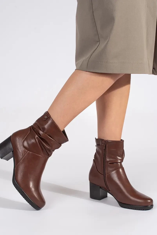 Hnedá farba kožené dámske čižmy na... Hnedá farba kožené dámske čižmy na...