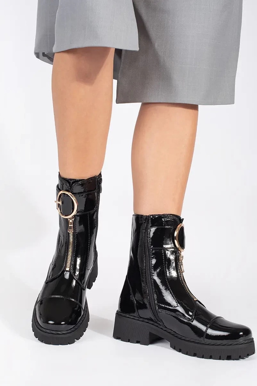 čierna lakované čižmy z ozdobnym zamkiem