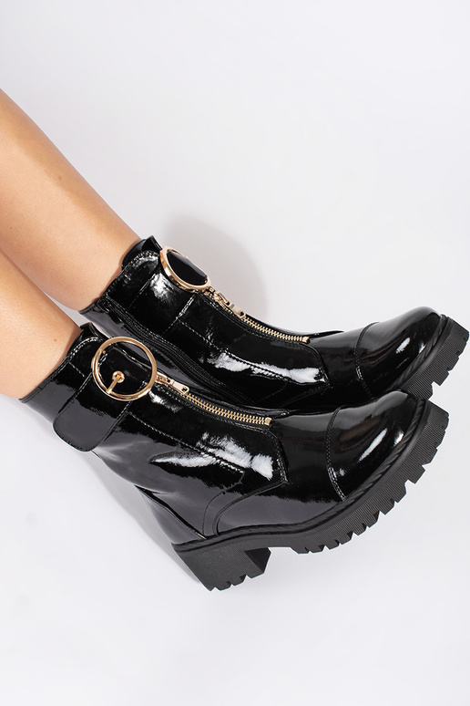 čierna lakované čižmy z ozdobnym zamkiem