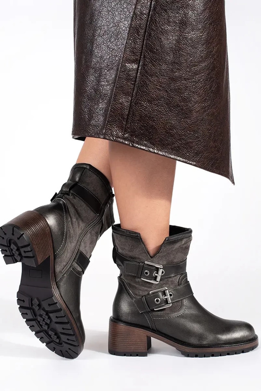 Tmavohnedé dámske čižmy na podpätku s... Tmavohnedé dámske čižmy na podpätku s...