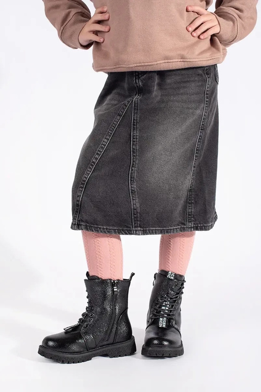 čierna čipkovaný čižmy izolované srsť