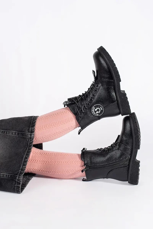 čierna čipkovaný čižmy izolované srsť