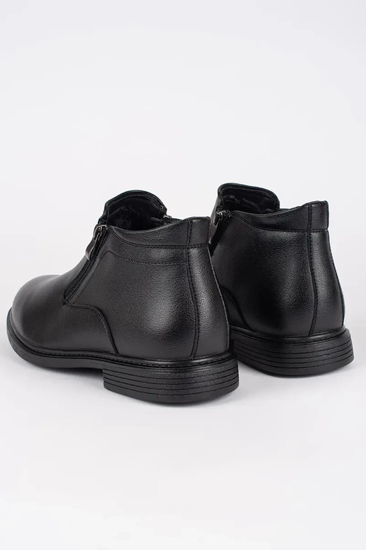 čierna zima čižmy pánske izolované