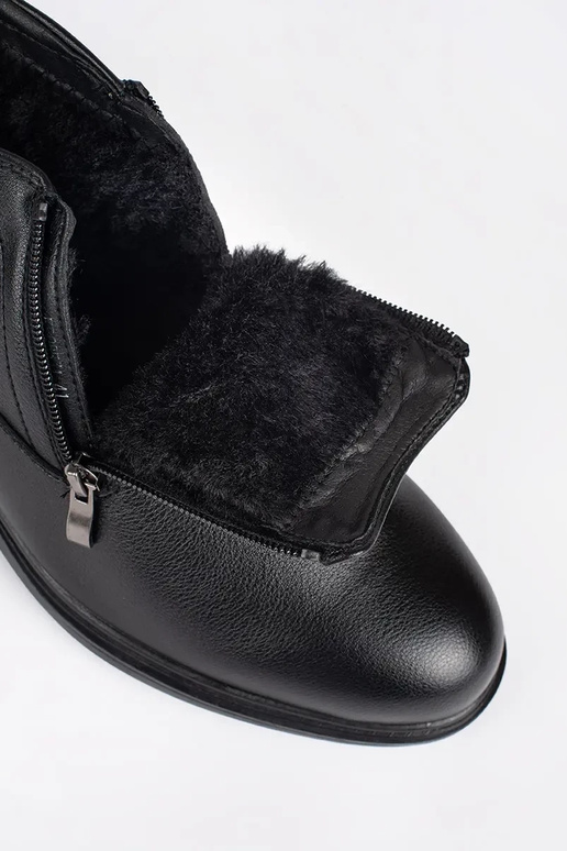 čierna zima čižmy pánske izolované