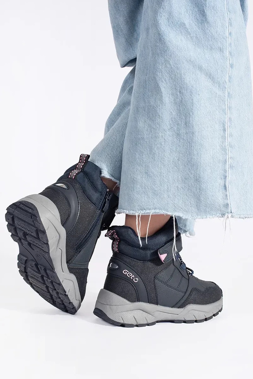 tmavomodrá izolované trzeIniki...