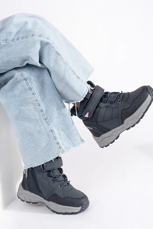 tmavomodrá izolované trzeIniki...