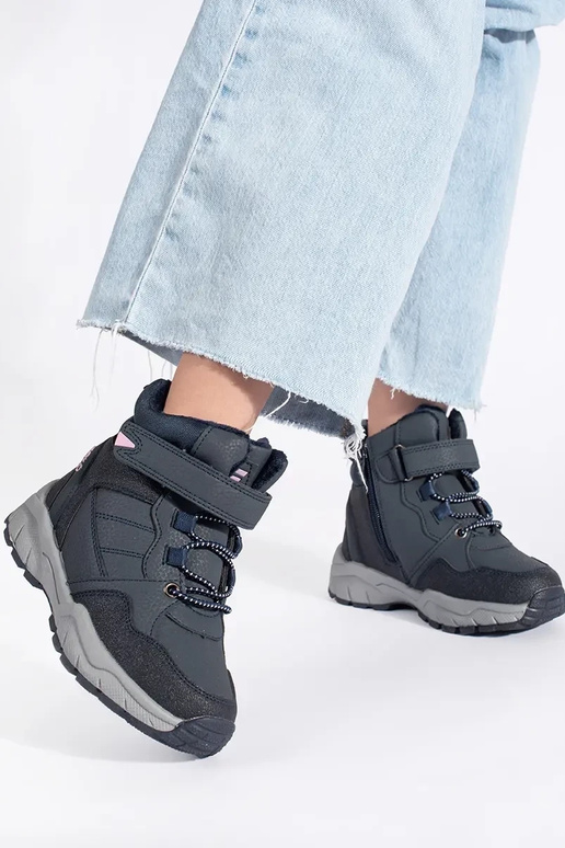 tmavomodrá izolované trzeIniki...