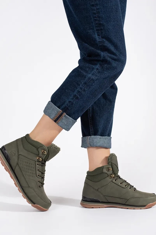 khaki farby Trekingové topánky izolované