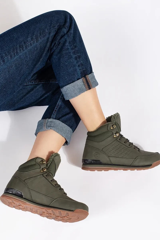 khaki farby Trekingové topánky izolované