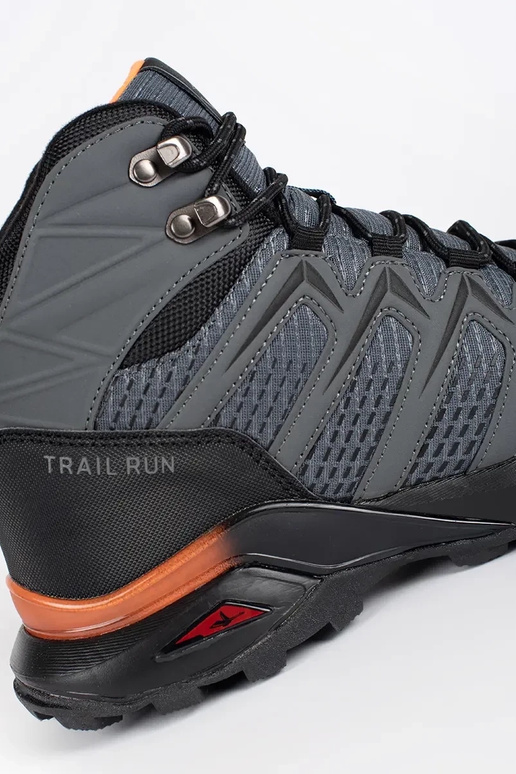 sivá izolované trekking topánky pánske