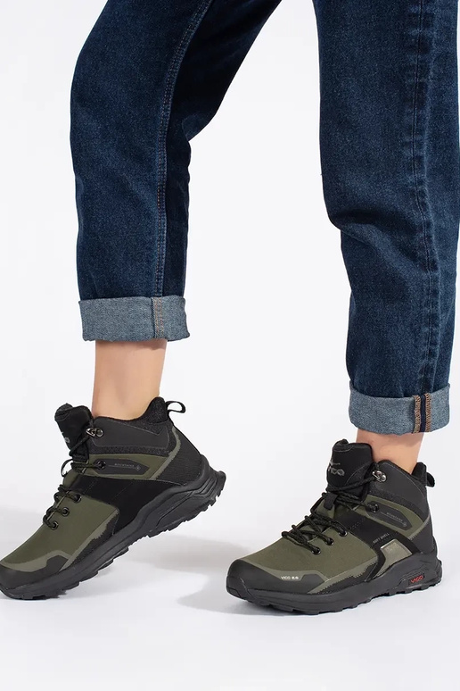 khaki farby Trekingové topánky izolované