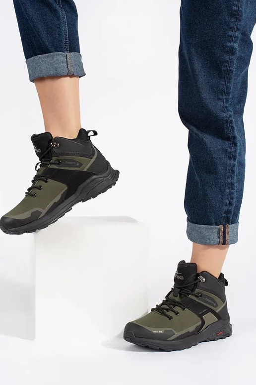 khaki farby Trekingové topánky izolované