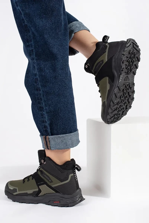 khaki farby Trekingové topánky izolované