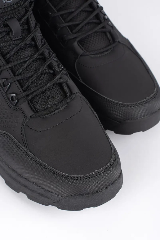 čierna trekking topánky pánske izolované