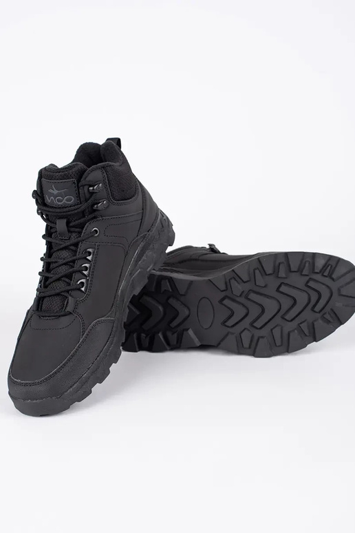 čierna trekking topánky pánske izolované